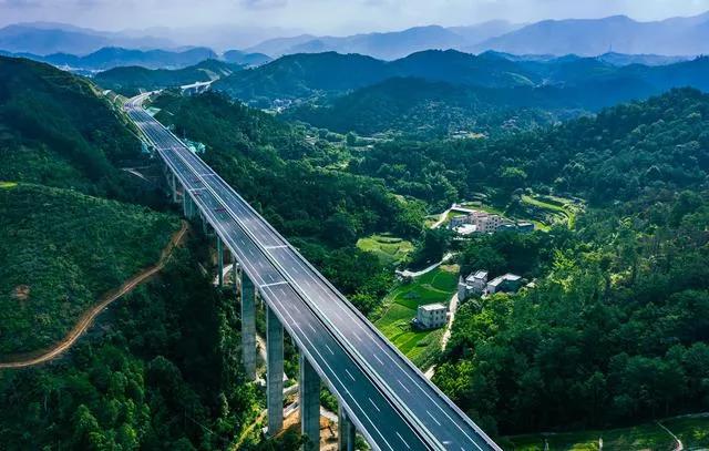 廣州電纜助力廣東省“十三（sān）五（wǔ）”規劃重要項目——雲茂高速開通